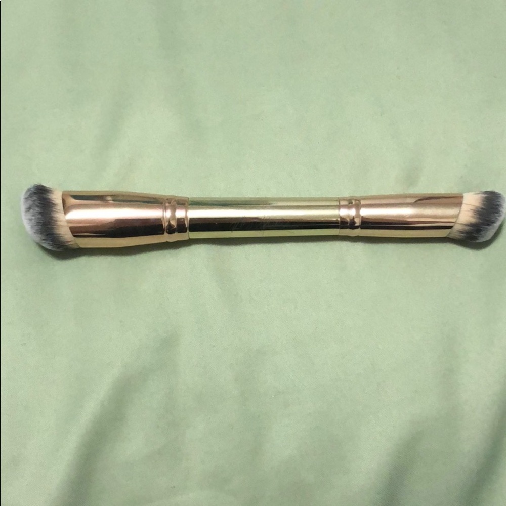 Maskcara brush